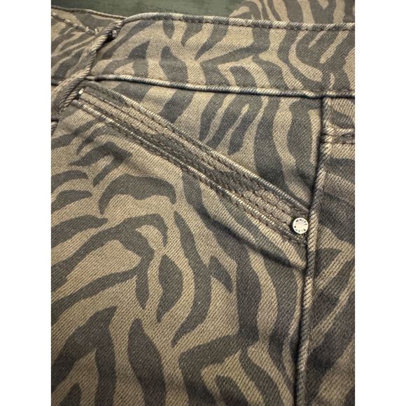 White House Black Market Zebra Print Skinny Crop Zip Ankle Sz 6 - Picture 7 of 13